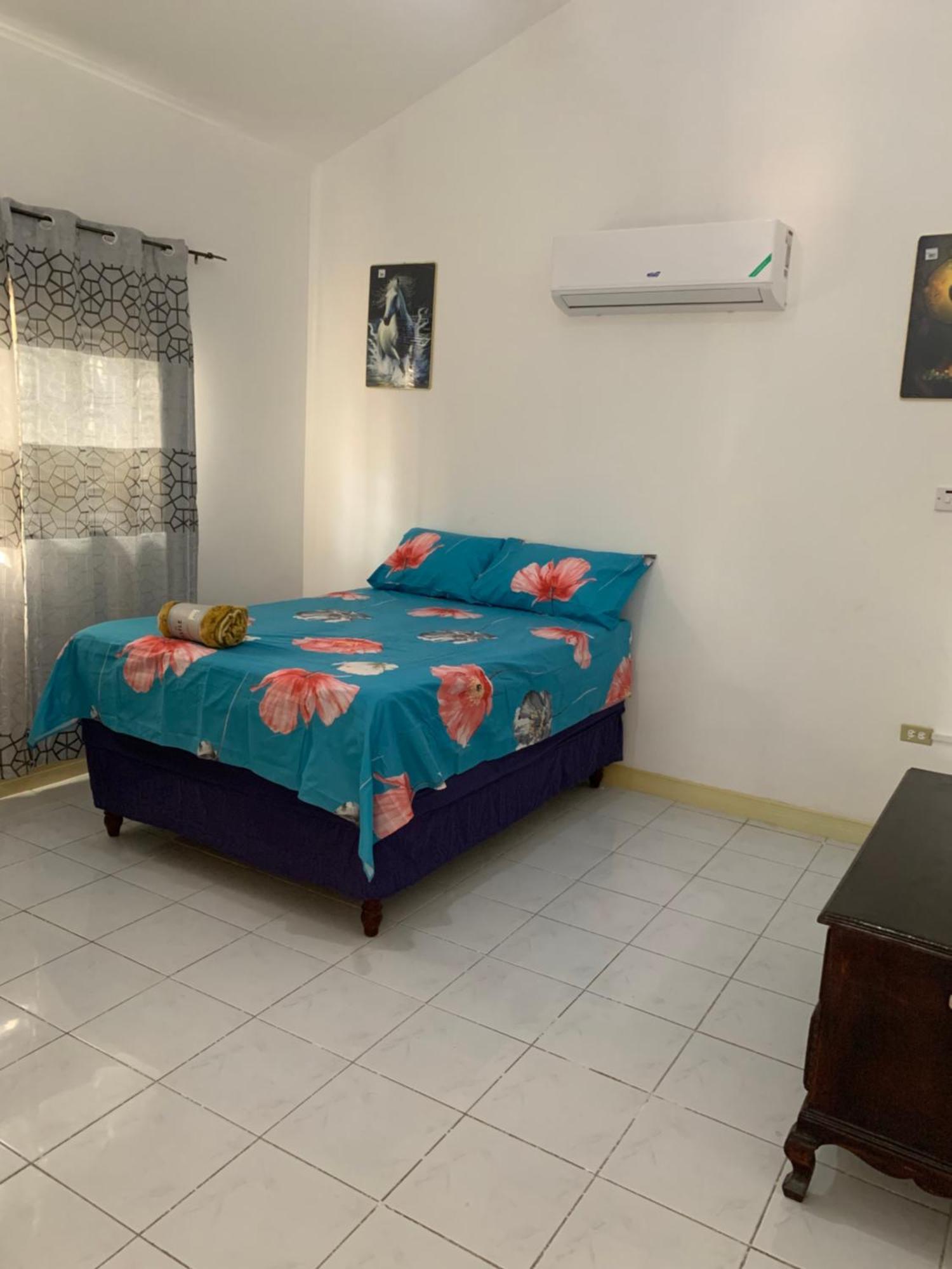 Caribbean Escape Hotell Portmore Eksteriør bilde